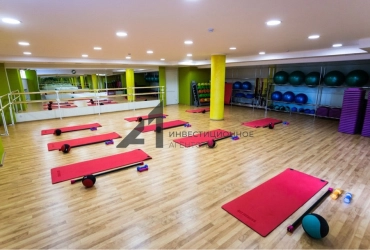 Фитнес с оборудованием, тренерами